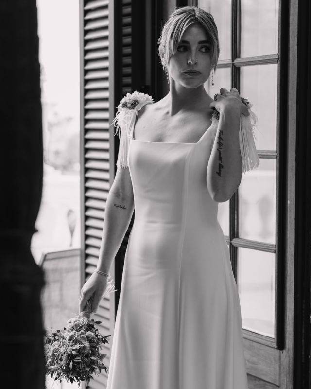 En la última foto veis el mismo vestido sin hombreras ⚡️⚡️ 

Fotos: @matestudio.love 
Video: @labuhardilladelamusa 
Vestidos: @angelapousaatelier 
Peluqueria: @martamouresalondebelleza 
Tocados: @toqueteria 
Zapatos: @gretayelzapateria 
Decoración: @timesmarket.es 
Musica: @aldara_musica_eventos 
Saxofonista: @miguel.sueiras 
Organización: @elefantesygaviotas_weddings 
Vino: @crusoetreasure 
Lugar: @hotelpazolibunca 

Modelos
@montsegabrielle 
@nati.rsanabria